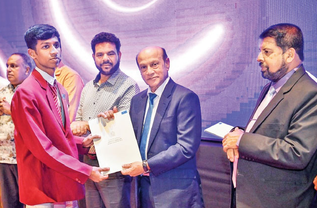 NWP 240 名优秀 A/L 学生分别获得奖学金